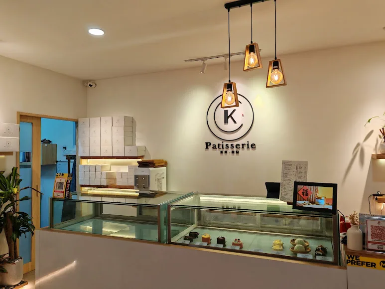 K Patisserie Kulai(Indahpura)店内:柜台、展示柜与墙上的圆环标识。