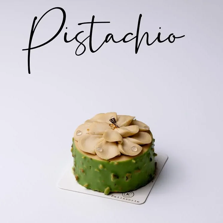 开心果蛋糕,卡片上写着 Pistachio。